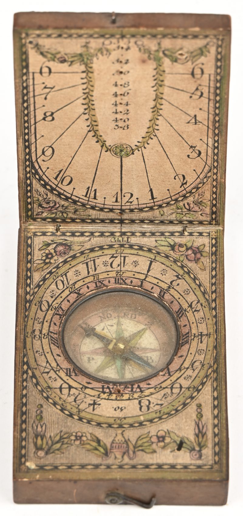 Een houten diptych zonnewijzer kompas. Duitse makelij, eind 18e - begin 19e eeuw. Wijzerpin manco.