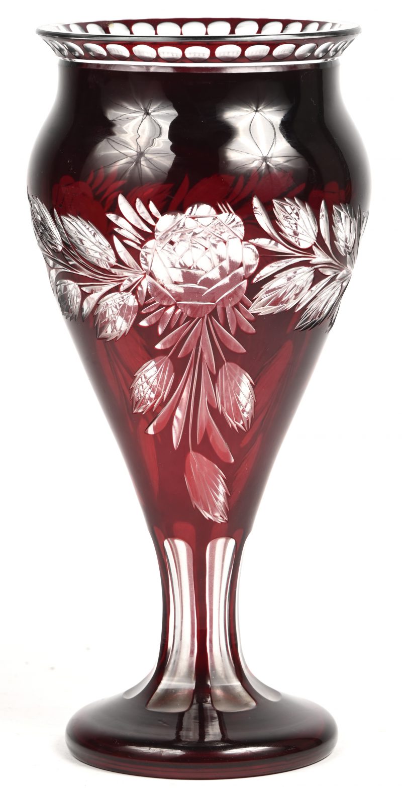 Een Boheems handgeslepen kristallen vaas met floraal decor en bordeaux in de massa.