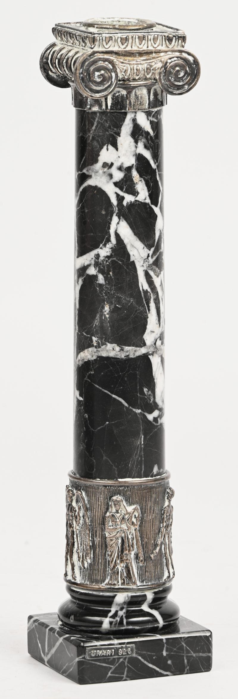 Een zwart marmeren kandelaar in de vorm van een Ionische zuil met zilveren ornamenten. Onderaan gemerkt urart 925.