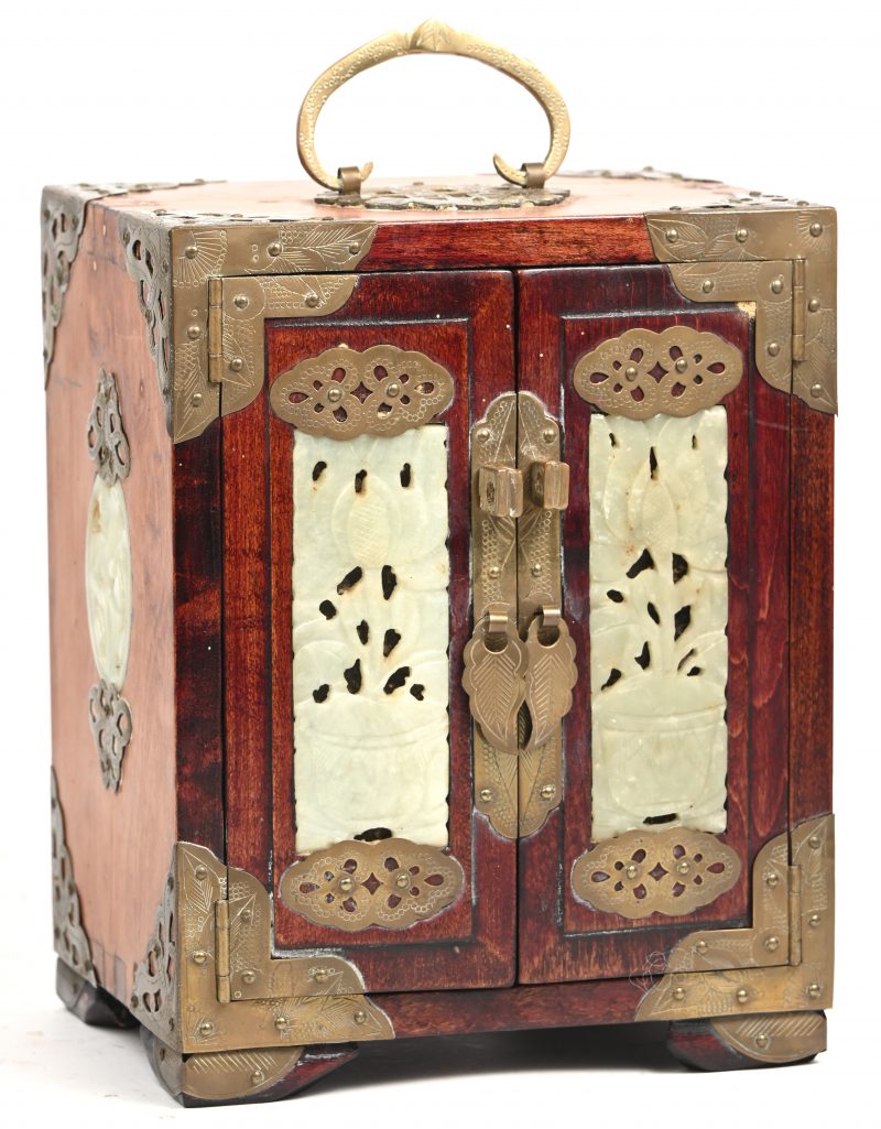 Een Chinees houten juwelenkastje met messing beslag en jade ingelegd.