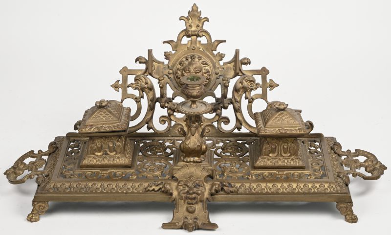 Een verguld bronzen inktstel met twee inktpot houders, kandelaar en penhouder, Barok versierd met leeuwenkop en gekroond hoofd ornament in reliëf.