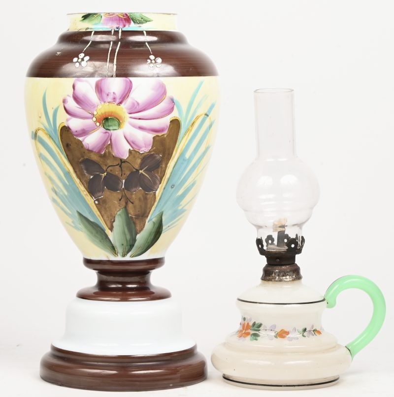 Een handbeschilderd opaline vaas met floraal decor. En een opaline olielamp met floraal decor.