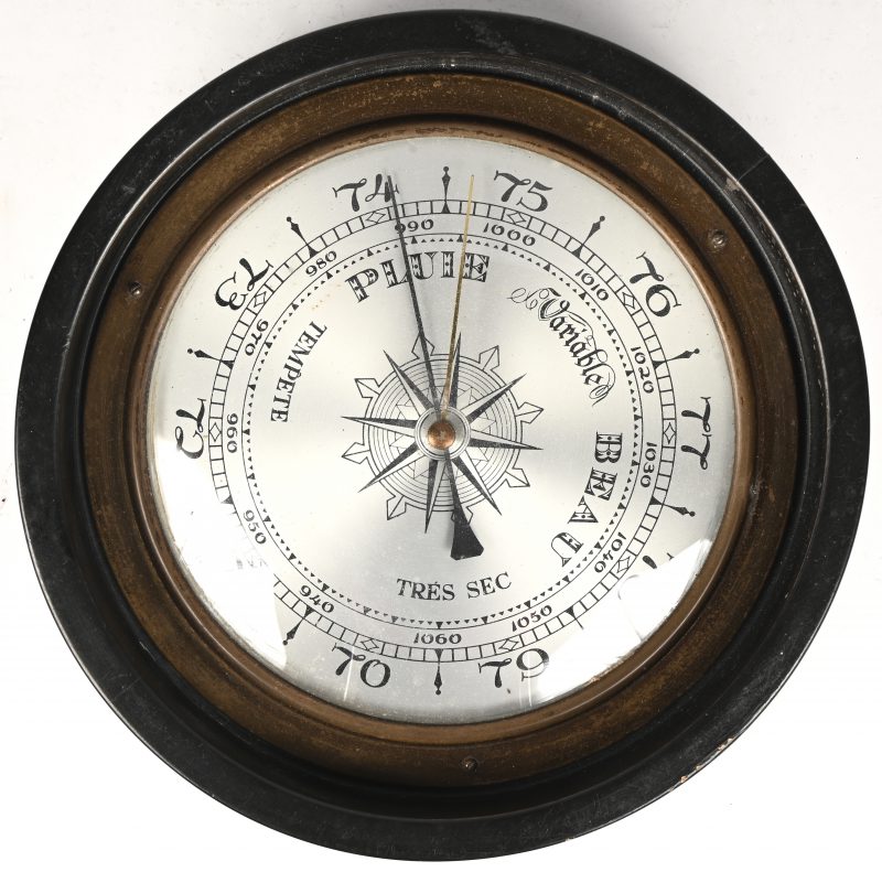 Een barometer met houten omkasting. Gemerkt Made in Western Germany.