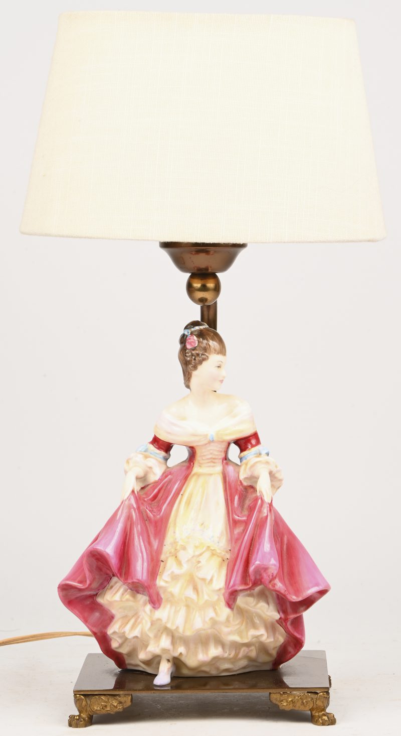 “Christmas Morn”. Een porseleinen tafellamp met porseleinen dame in wijdse rok. Onderaan gemerkt, copr 1946. (bijkomende stukken toe te voegen).