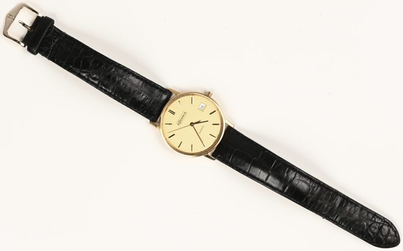 Een 18 kt geelgouden horloge met lederen polsband.