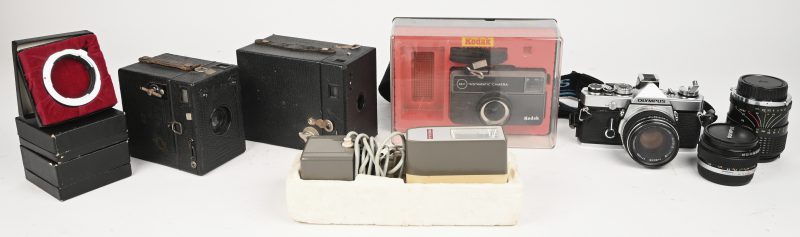 Een lot vintage fotografische toestellen, bestaande uit een Kodak instamatic, 2 boxcamera’s waaronder een Zeiss Ikon Box Tengor, een Olympus OM-1 met 2 extra lenzen en toebehoren.