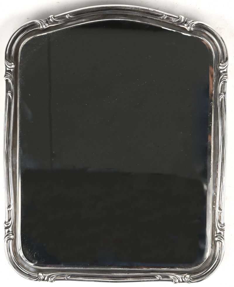 Een spiegel met zilveren kader, verso bodem gemerkt 925‰