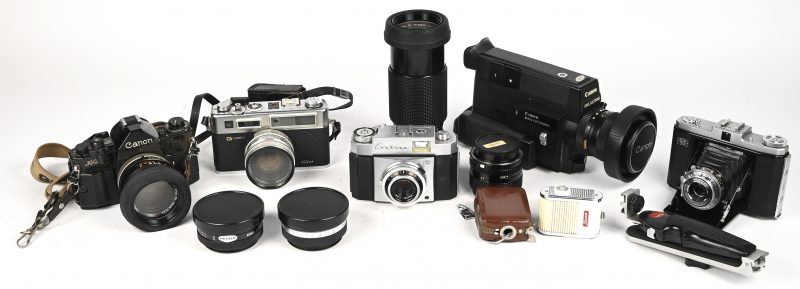 Een lot van vintage fototoestellen en toebehoren, Zeiss Ikon Contina, Zeiss Ikon Nettar, Canon A1, Yashica Electro 35 en een Canon 814XL Electronic filmcamera.