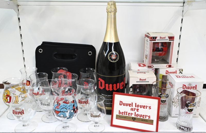 Een groot lot Duvel glazen en toebehoren bestaande uit een ongeopende 3 liter fles met datum 6 - 2002, 19 glazen waarvan 5 in hun originele doos, een opvouwbaar stoffen draagkrat en een kadertje.