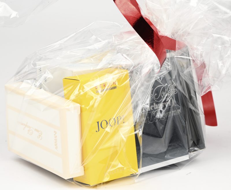 Een lot luxe parfumstalen van verschillende merken waaronder: Armani, Davidoff, Joop, Leonard, Van Cleef & Arpels, Versace. e. a.