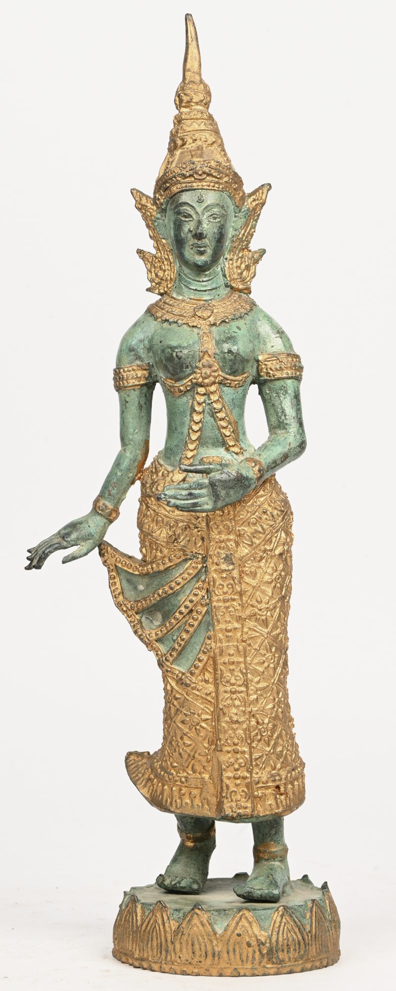 Een bronzen Thaise tempelwachter met vergulde accenten.