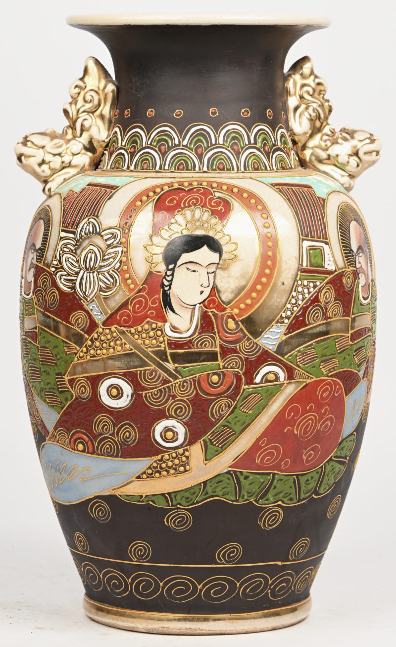 Een Satsuma vaas met decor van figuren.