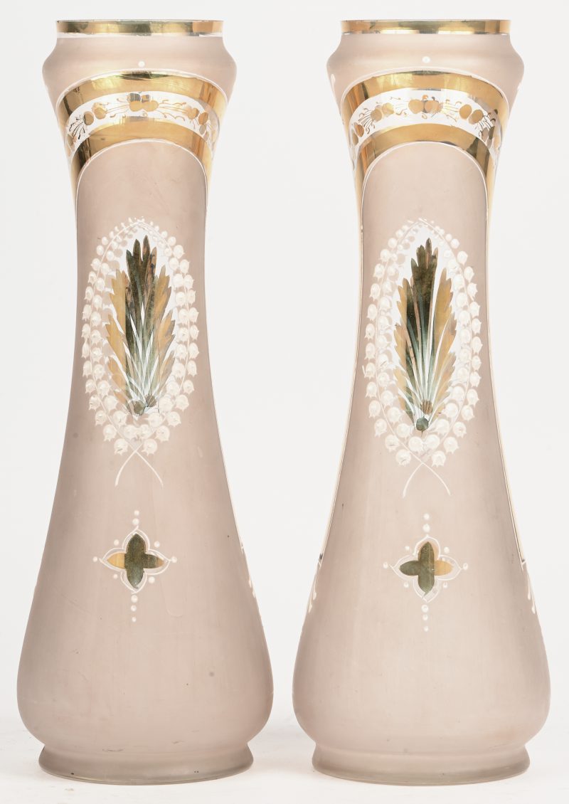 Een paar laat Art Nouveau glazen vazen met geëmailleerd toetsen, florale en vergulde details.