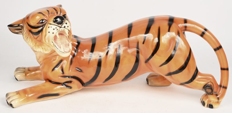 Een vintage tijger in faience, ca. 1970.