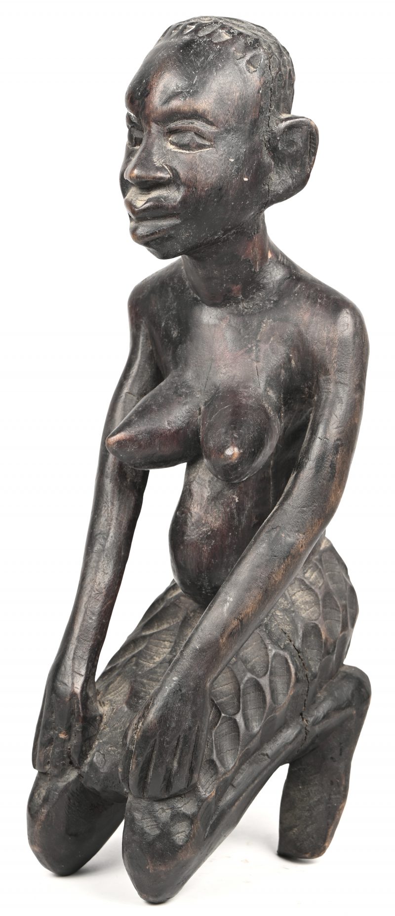 Een houten beeld van een knielende vrouw. Kongo.