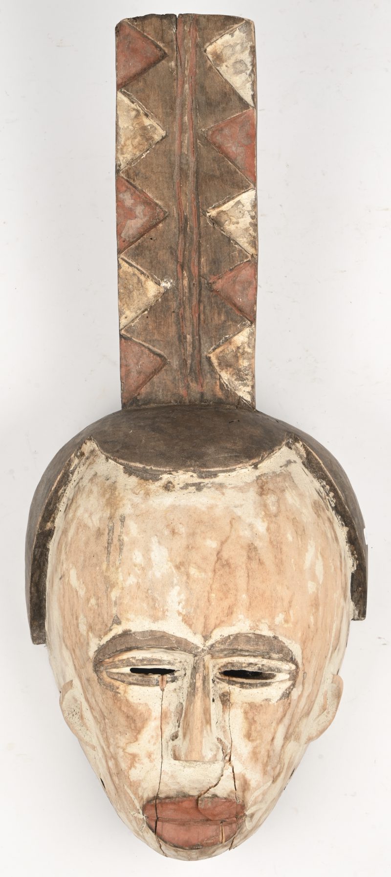 Een polychroom houten masker. West-Afrika.