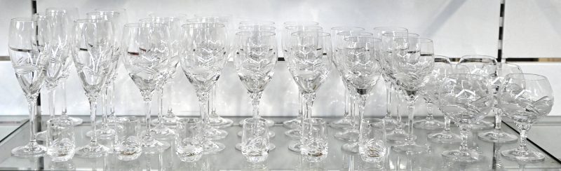 Een kristallen glasservies voor zes personen 36 stuks compleet. Waaronder champagne, water, rode wijn, witte wijn en borrelglaasjes.