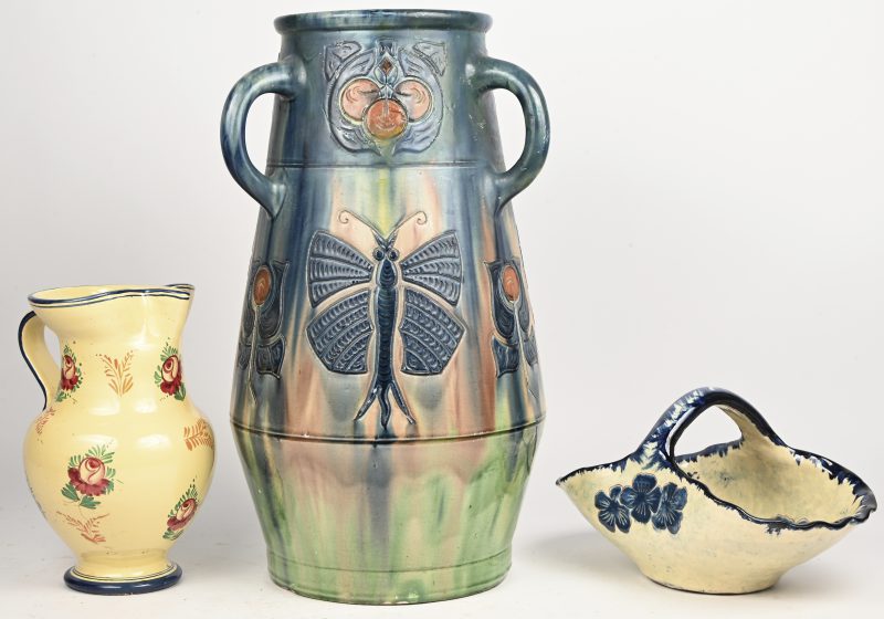 Een Vlaams aardewerken vaas met vlinder in het decor.