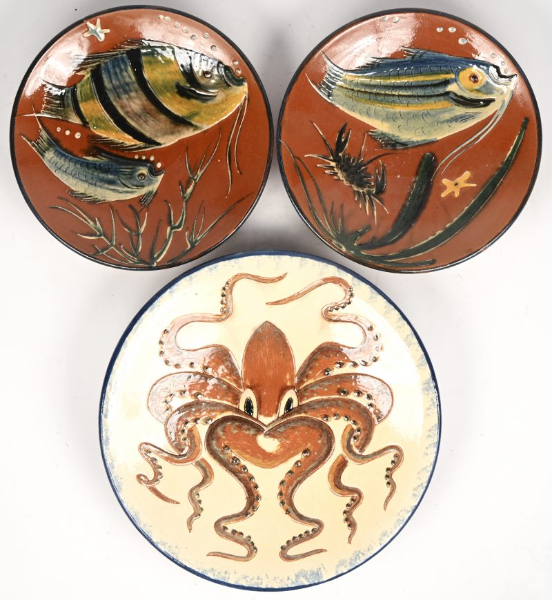 Een lot van 3 vintage borden met maritiem thema, 1 met een octopus en 2 met vissen.