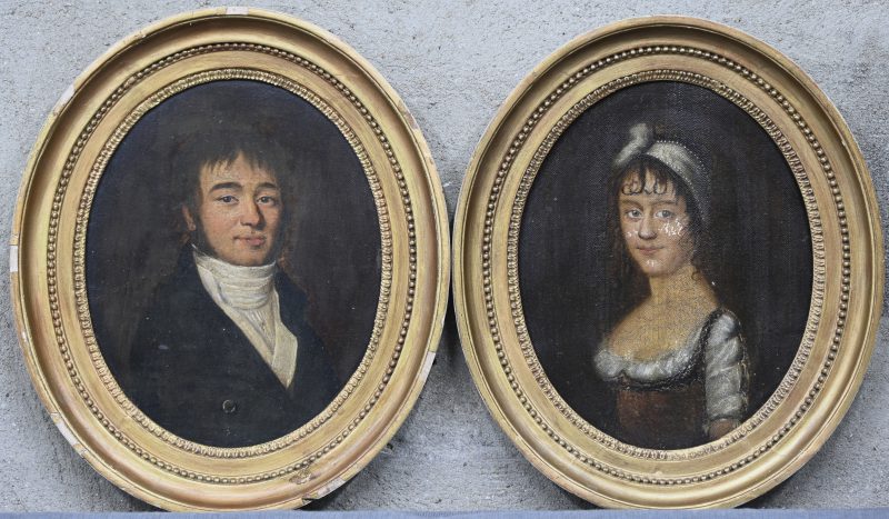 “Jean-Baptiste-Albert Du Mont” & “Madame Anne-Joséphine Limbourg”. Een paar olieverf portretschilderijen, doek op paneel, in ovalen kader. Anontaties verso, medio 1800.