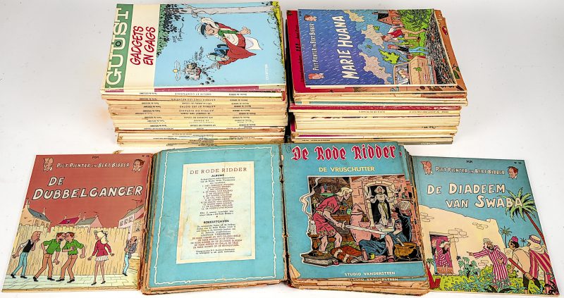 Een lot van 51 strips waaronder 3 x Kuifje, 5 x de Smurfen, 3 x Piet Pienter en Bert Bibber, 2 x Michel Vaillant, 2 x Guust, 6 x Bernard Prince, 10 x Astérix (Franstalig) hardcover, 13 x Asterix, 11 x gevarieerd en een gebundelde boek van de Rode Ridder.