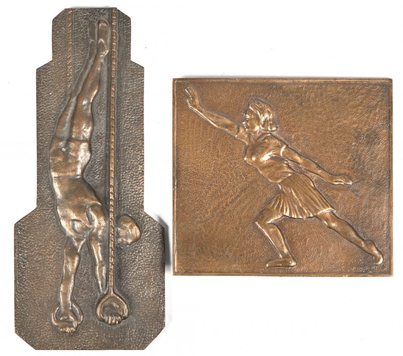 Een lot van 2 Art-Deco bronzen sporttrofeeën, beide gesigneerd J.H.M. Martens.