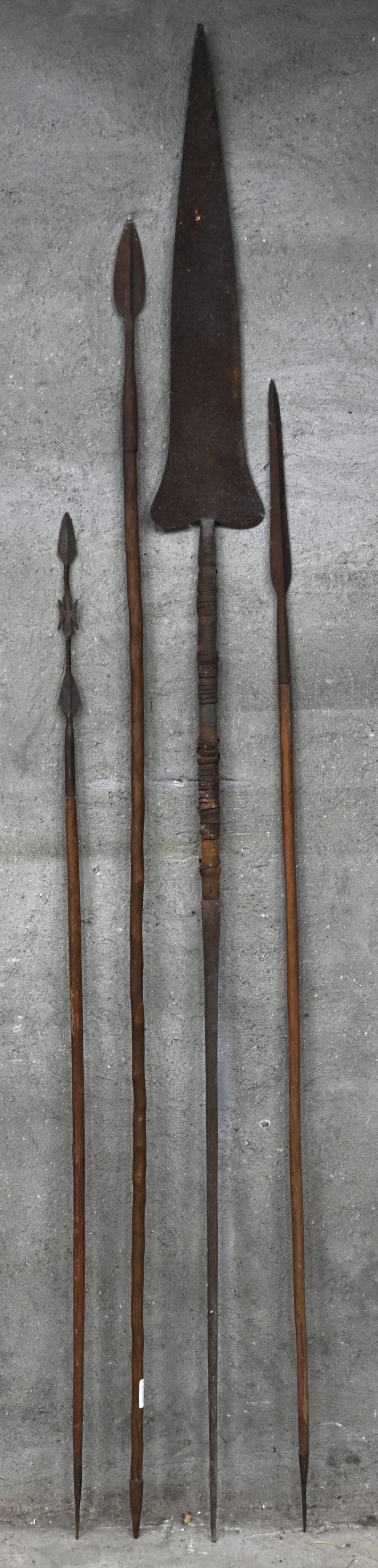 Een lot van 4 authentieke Afrikaanse speren in hout en staal.