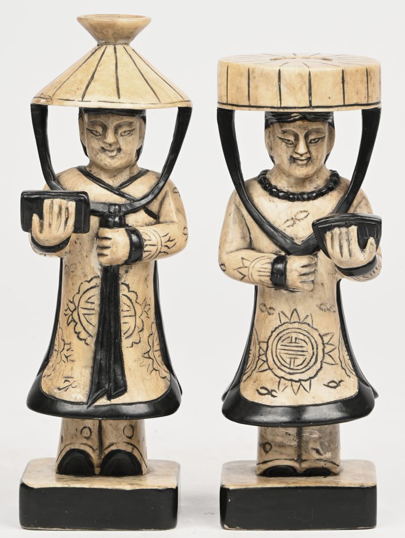 Een set Japanse beeldjes uit steen gehouwen, bij de driehoekige hoed is het topje er op gelijmd.