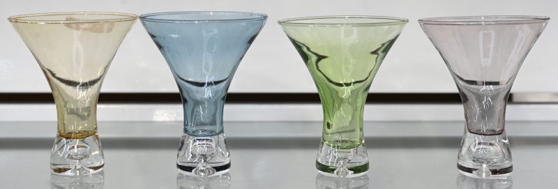 Een set van 4 gekleurde vintage glazen met een luchtbel in de voet.