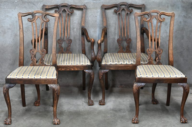 Een set van 4 eikenhouten stoelen met gestoffeerde zitting en Chippendale voeten. 2 armstoelen, 2 standaard.
