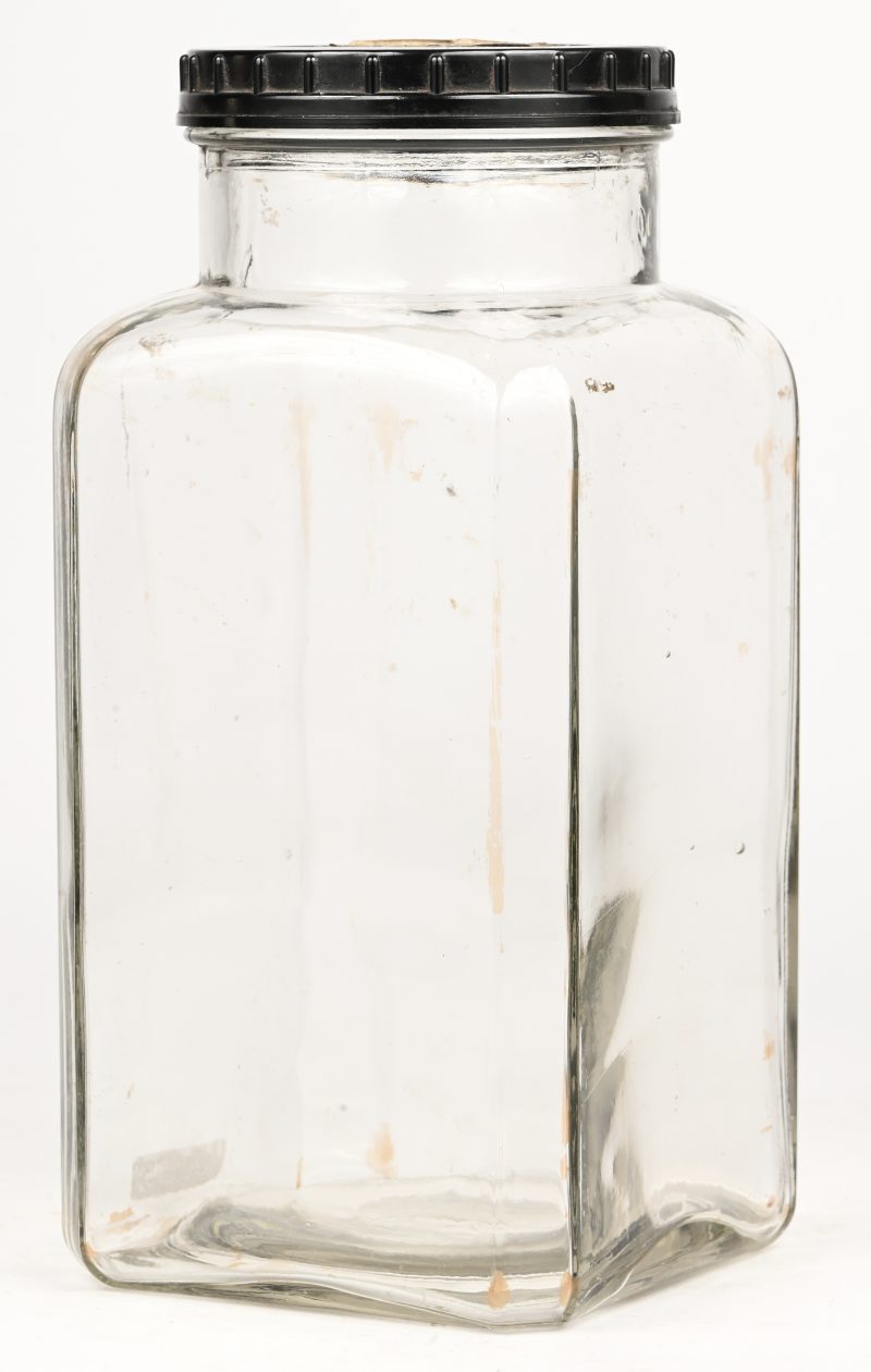 Een oude snoep/apothekersbokaal in glas.