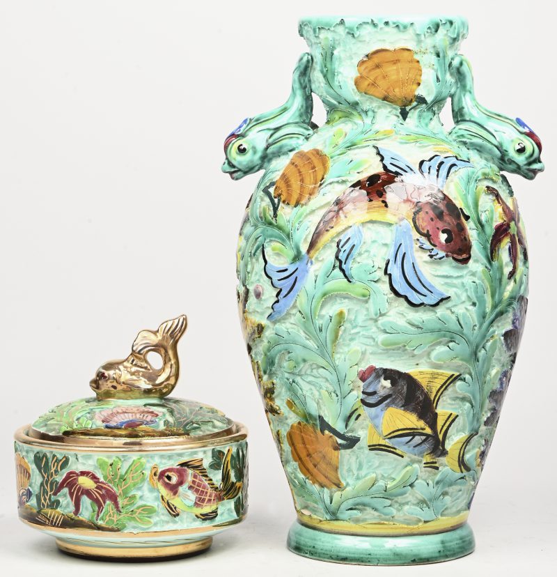 Een set van een vaas met bonbonniere met een decor van onderwaterfauna en flora, beide onderaan gemerkt.
