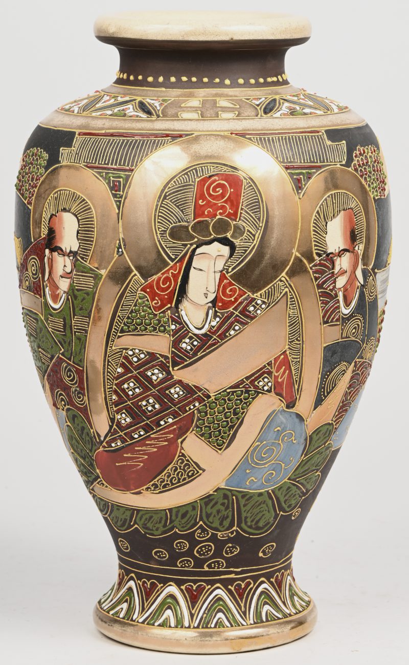 Een Satsuma vaas met 3 figuren.