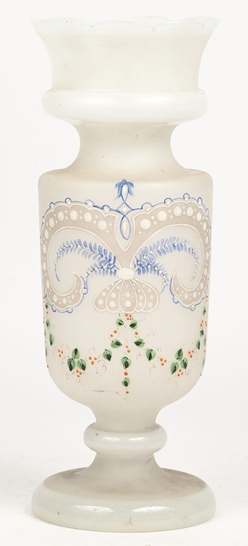 Een laat 19e eeuwse opaline vaas met geëmailleerde motieven.