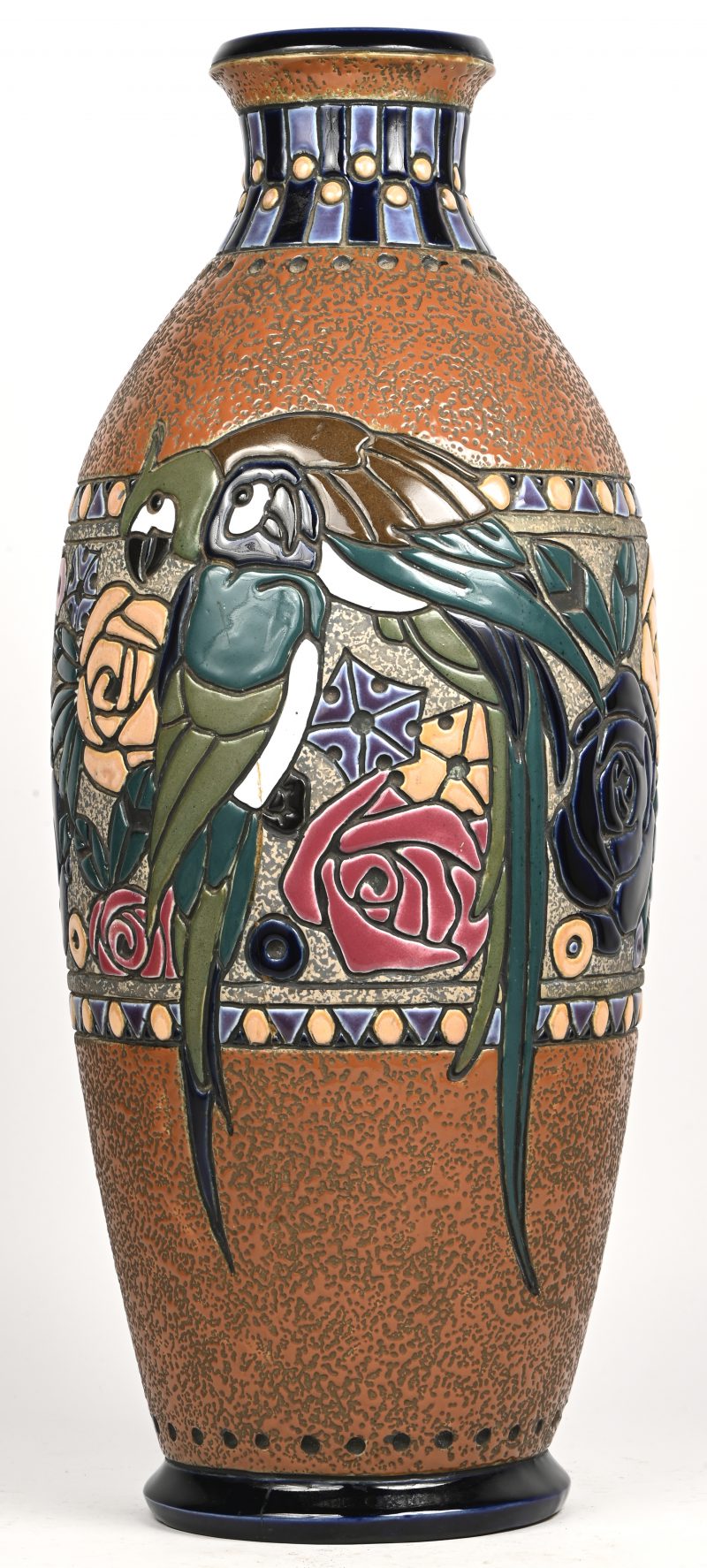 Een art-deco vaas, Amphora Riessner, Czechoslovakia met papegaaien en bloemen in het decor. Heeft een barst van de voet tot bijna aan de hals.