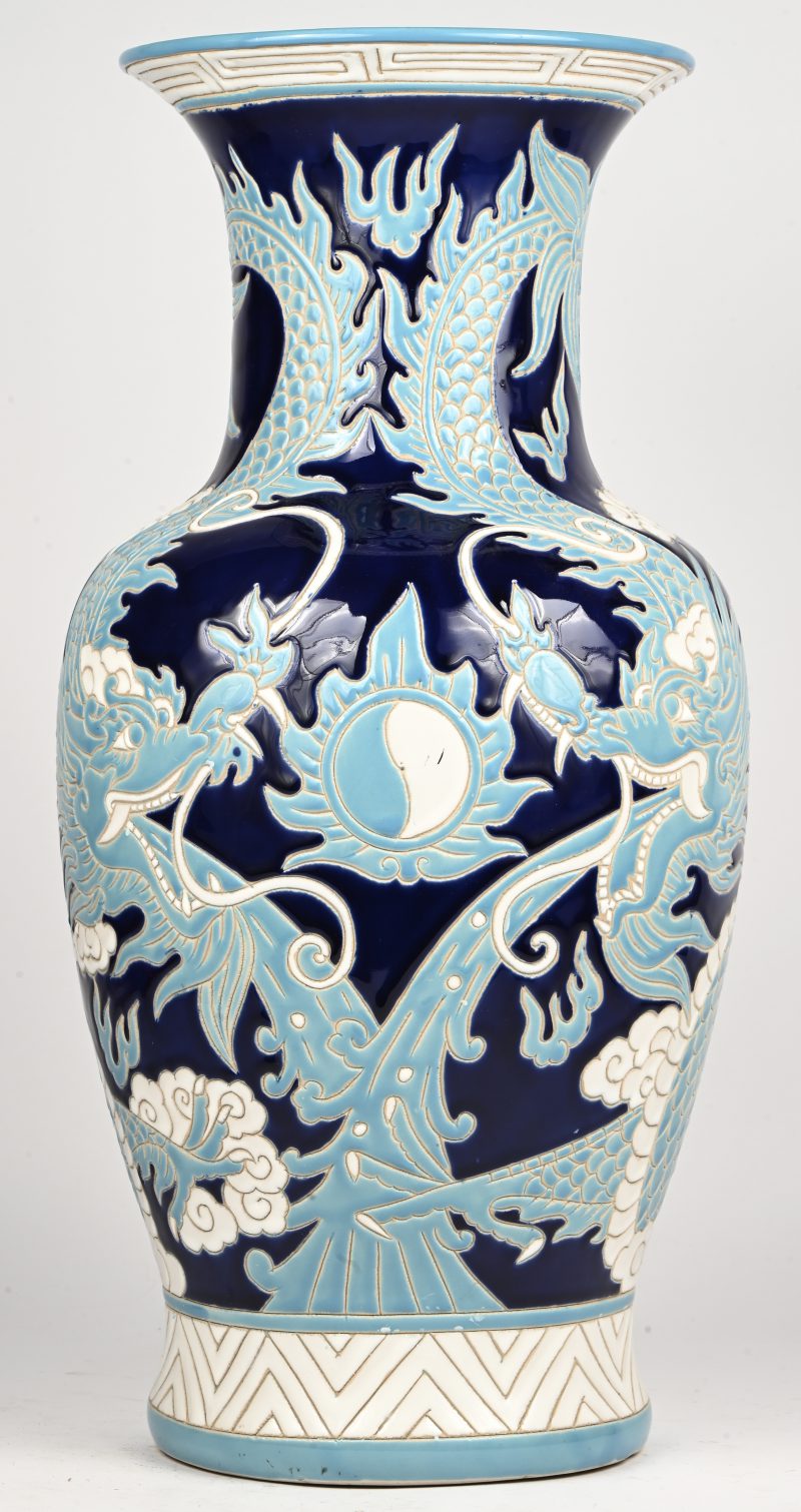 Een grote Chinese vaas met waterspuwende draken in het decor, onderaan gemerkt.