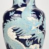 Een grote Chinese vaas met waterspuwende draken in het decor, onderaan gemerkt.
