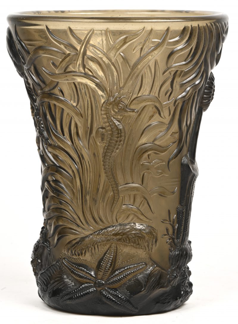 Een art-deco fumé persglazen vaas met een decor van onderwaterfauna en flora.