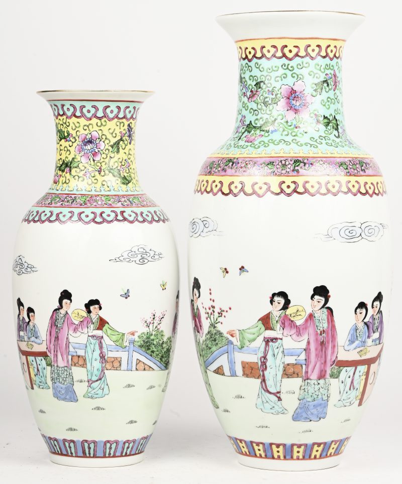 Een lot van 2 Chinees porseleinen famille rose vazen met diverse personages in het decor.