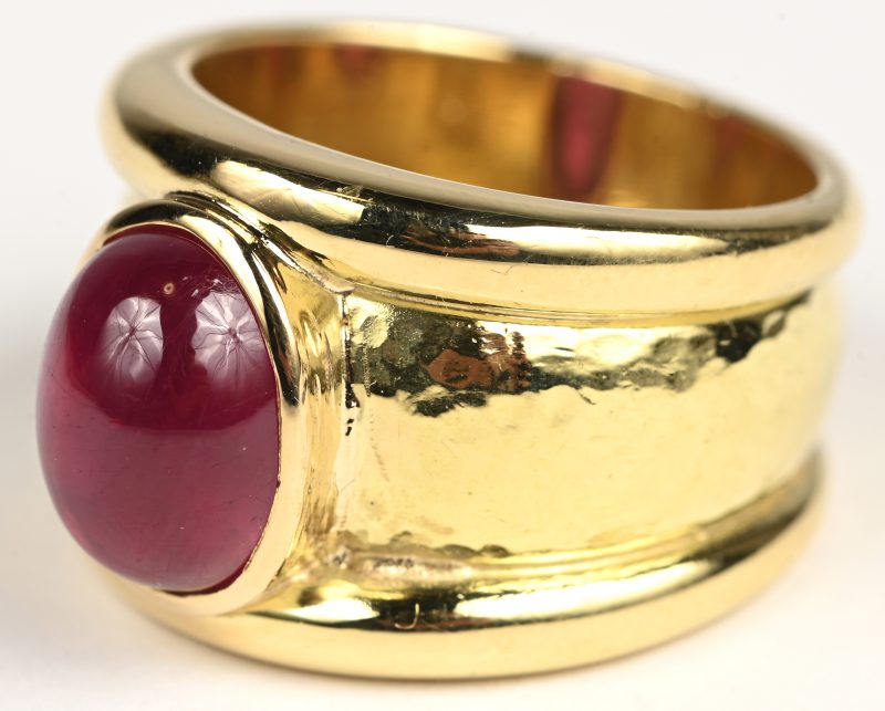 Een 18 kt geelgouden ring bezet met robijn canochon van +- 3,70 ct.