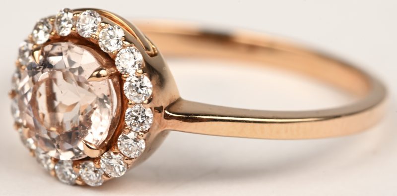 Een 18 kt geelgouden ring bezet met briljanten met een gezamenlijk gewicht van +-0,21 ct. en een morganiet van +- 0,77 ct.