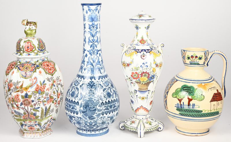 Een lot van 4 porselein en aardewerk vazen waaronder: een aardewerken schenkkan van Franse makelij, een faiènce dekselvaas, een aardewerken dekselvaas met bloemen en vogels in het decor en een porseleinen blauw-witte vaas met florale motieven.