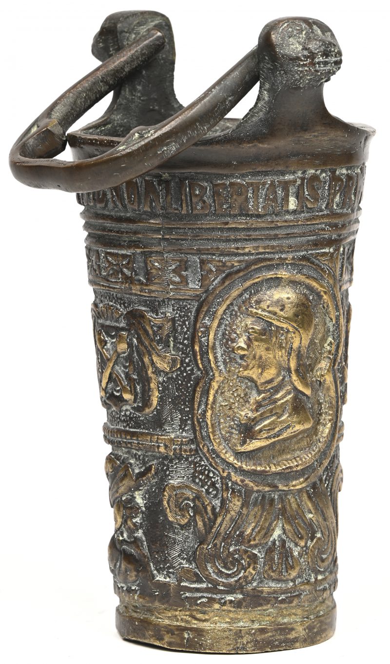 Een bronzen emmertje, naar middeleeuws voorbeeld.