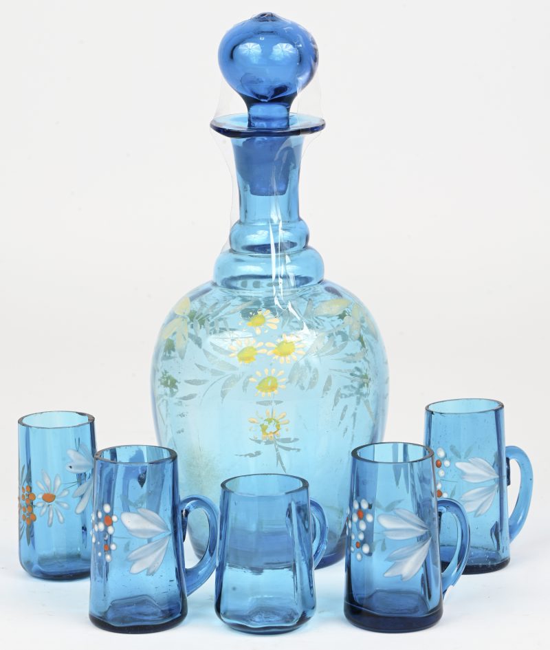 Een karafje met 5 borrelglaasjes in blauw glas met een geemailleerd bloemdecor.