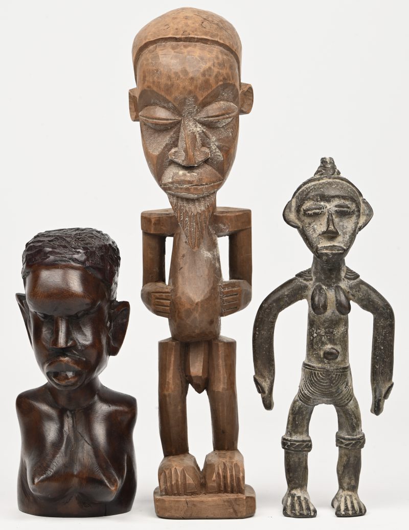 Een lot van 3 Afrikaanse beeldjes. Een bronzen dame, een man in hout en een damesbuste in hout.