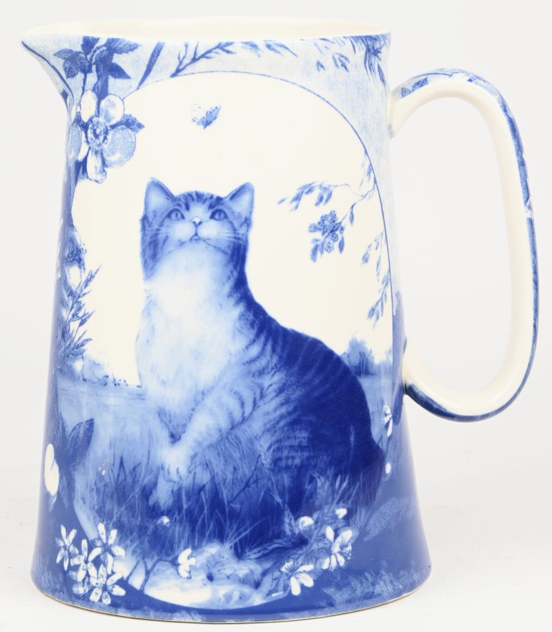 “Kattenkan”. Een porseleinen kan, blauw-wit met katten in het decor.