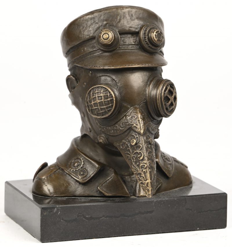 “Steampunk Pestmeester”. Een brons gesculpteerde buste van een futuristische pest dokter op marmeren voet. Achteraan gesigneerd.