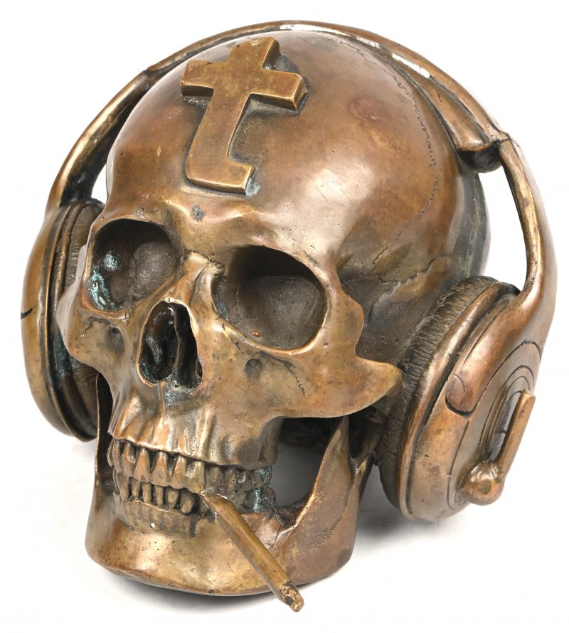 “Femg Shui”. Een brons, modern design, gesculpteerde schedel met head-set, rookwaar in de mond en “t” symbool op het voorhoofd.