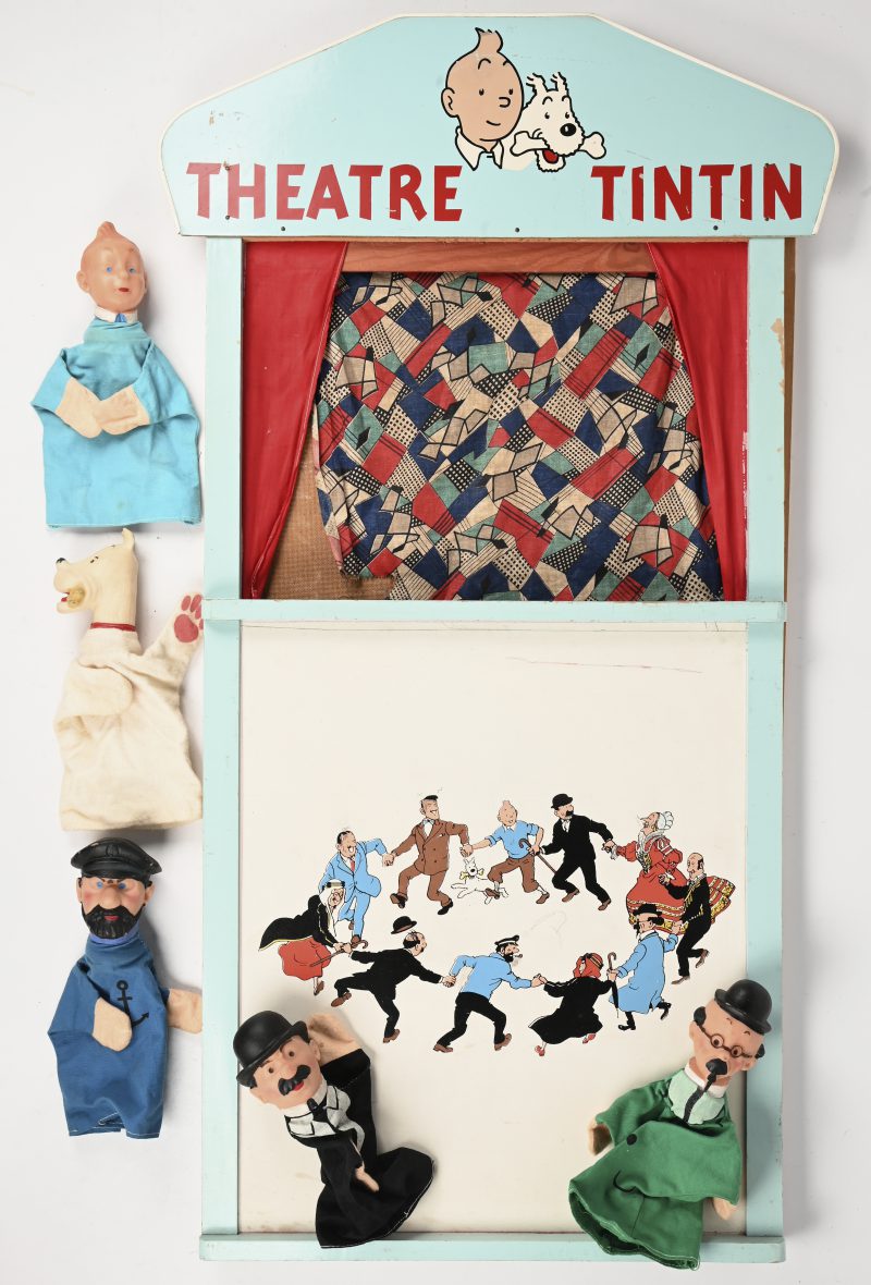 “Theatre TinTin”. Een vintage poppenkast set met 5 poppen van Kuifje, Haddock, Zonnebloem, Janssen en Bobbie.
