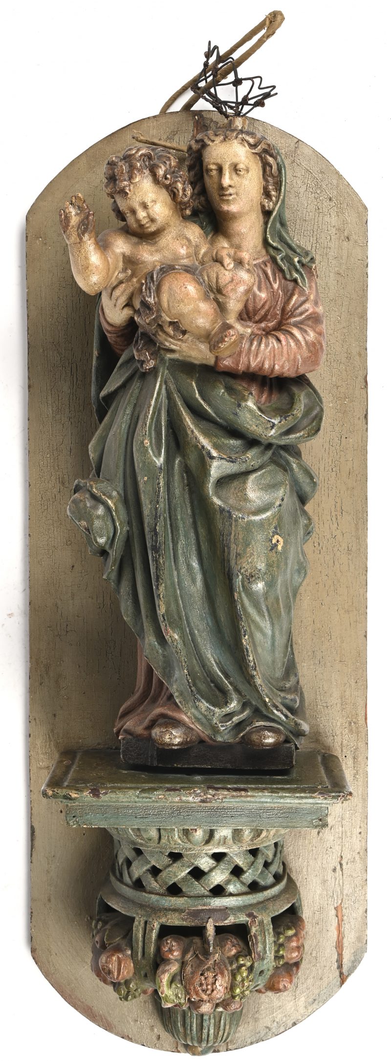 “Maria met kind”. Een gepolychromeerd houten beeld op wandpiedestal. Eind 19e eeuw.